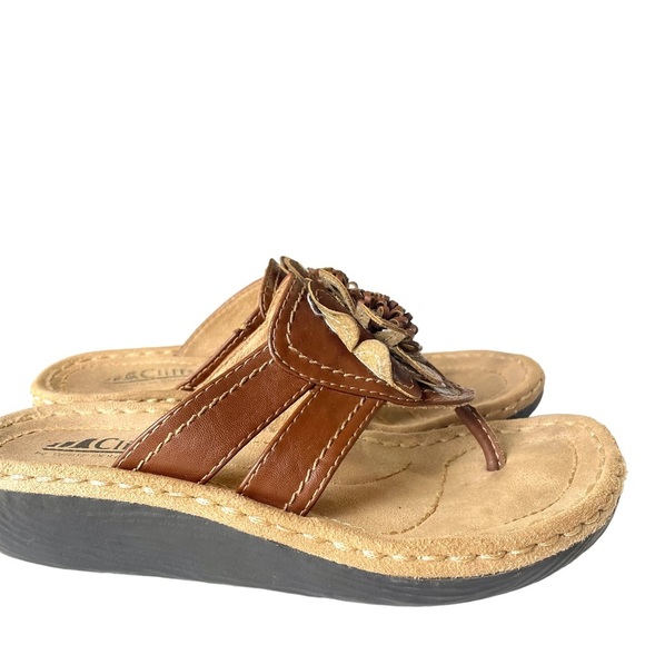 CLIFFS by White Mountain "Carnation" Leather Flower Flip Flop Brown Size 6M - Picture 3 of 9